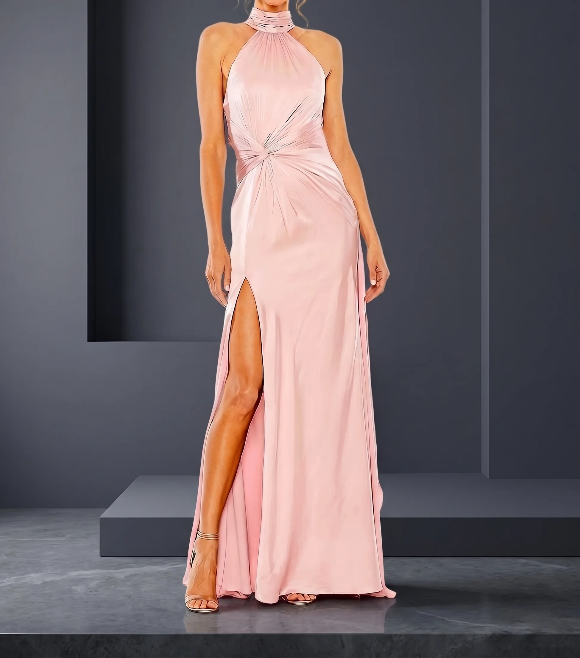 Mujer luciendo un elegante vestido de noche color dorado
